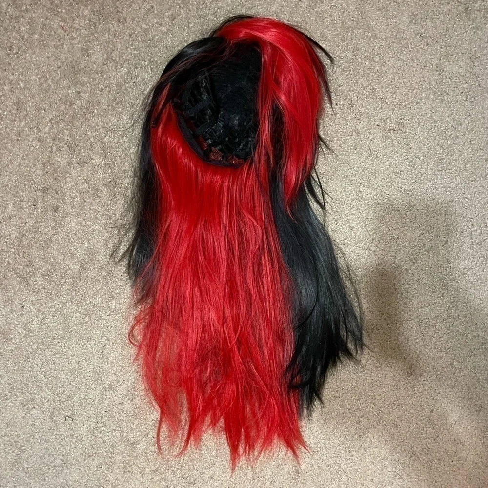 Black and red wig‎